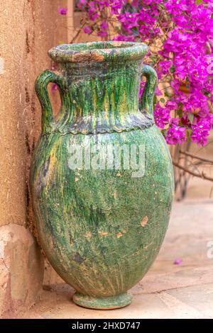 Tradizionale ceramica verde di Tamegroute in Marocco. Ceramica berbera e ceramica marocchina. Foto Stock