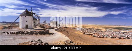 Mulini a vento e il Castello. Consuegra. Toledo. Spagna. Foto Stock