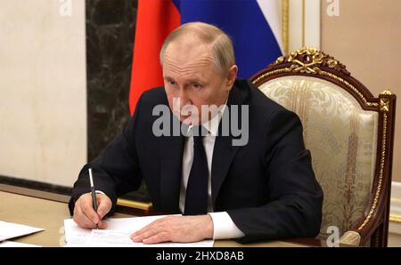 Mosca, Russia. 11th Mar 2022. Il presidente russo Vladimir Putin presiede un incontro con i funzionari del governo attraverso una videoconferenza del Cremlino, il 10 marzo 2022 fuori Mosca, Russia. Credit: Mikhael Klimentyev/Kremlin Pool/Alamy Live News Foto Stock