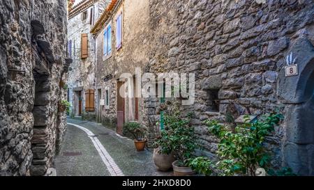 Village Street a Aigne. L'antico centro del paese di Aigne ha la forma di un guscio di lumaca ed è stato costruito nel 11th secolo. Foto Stock