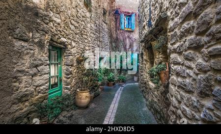 Village Street a Aigne. L'antico centro del paese di Aigne ha la forma di un guscio di lumaca ed è stato costruito nel 11th secolo. Foto Stock