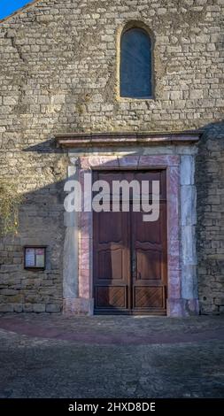 La chiesa di San Martino in Aigne è stato costruito nel XI secolo in stile romano. L'antico centro del paese ha la forma di una conchiglia di lumaca ed è stato costruito anche nel XI secolo (chiamato anche l'Escargot). Monumento historique. Foto Stock