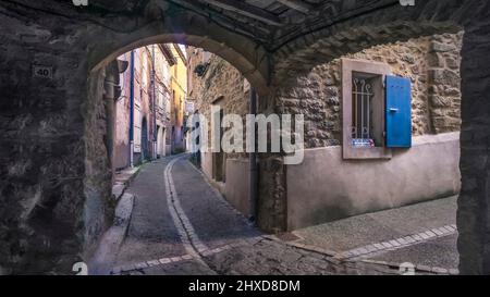 Passaggio a Aigne. L'antico centro del paese ha la forma di una conchiglia di lumaca ed è stato costruito nel 11th secolo. Foto Stock