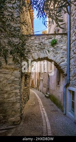 L'antico centro del paese di Aigne ha la forma di un guscio di lumaca ed è stato costruito nel 11th secolo. Foto Stock