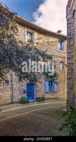 L'antico centro del paese di Aigne ha la forma di un guscio di lumaca ed è stato costruito nel 11th secolo. Foto Stock