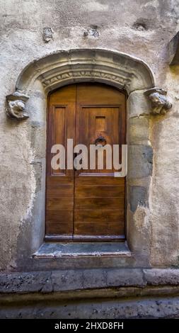 Vecchia porta di fronte a Aigne. L'antico centro del paese ha la forma di una conchiglia di lumaca ed è stato costruito nel 11th secolo. Foto Stock