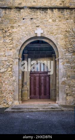 Portale d'ingresso della chiesa di Saint Laurent ad Azillanet. Il territorio comunale appartiene al Parco Naturale Regionale di Haut Languedoc. Foto Stock