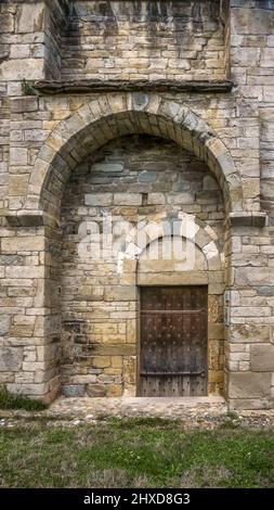 Cappella di Saint Germain de la Serre vicino a Cesseras. Fu costruita nel XI-XII secolo. Ha una testa romanico-lombarda con un'unica abside. Monumento historique. Il territorio del comune appartiene al Parco Naturale Regionale di Haut Languedoc. Foto Stock