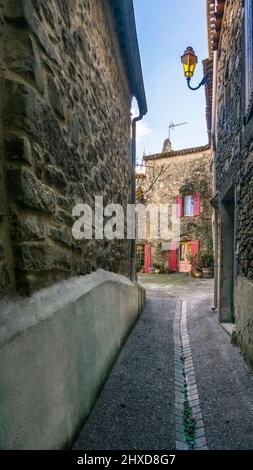 Village Street a Aigne. L'antico centro del paese di Aigne ha la forma di un guscio di lumaca ed è stato costruito nel 11th secolo. Foto Stock