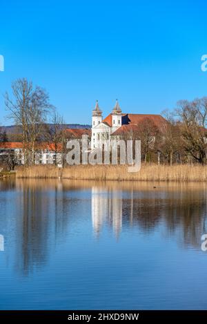 Germania, Baviera, alta Baviera, Tölzer Land, Schlehdorf a Kochelsee, Vista sul villaggio con il monastero di Schlehdorf Foto Stock