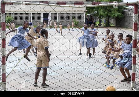 COSTA D'AVORIO, Abidjan, scuola cattolica, calcio per bambini / ELFENBEINKUESTE, Abidjan, Stadtteil Koumassi-Remblais, Foyer Marie Dominique von den Soeurs Salesiennes de Don Bosco / Filles Marie Auxiliatrice (FMA), Schule fuer Kinder, spielende Kinder Foto Stock