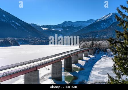 Germania, Baviera, alta Baviera, Tölzer Land, Isarwinkel, Lenggies, caduta del distretto, vista sul ponte Sylvensteinsee e Sylvenstein Reservoir Foto Stock