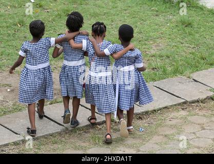 COSTA D'AVORIO, Abidjan, scuola cattolica, amici della scuola / ELFENBEINKUESTE, Abidjan, Stadtteil Koumassi-Remblais, Foyer Marie Dominique von den Soeurs Salesiennes de Don Bosco / Filles Marie Auxiliatrice (FMA), Schulfreunde Foto Stock