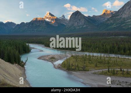 Monte Fryatt e il fiume Athabasca, Jasper National Park, Alberta, Canada Foto Stock