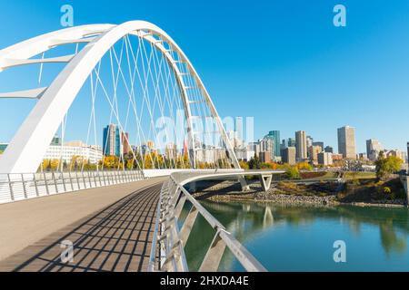 Lo skyline di Edmonton, il fiume North Saskatchewan e il ponte di Walterdale, Edmonton, Alberta, Canada Foto Stock