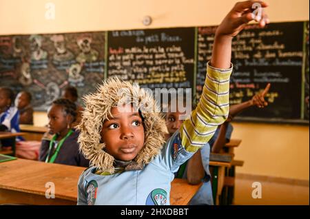 NIGER, Maradi, Tiberi, Chiesa cattolica, progetti sociali di servitori dell'Ordine cattolico di cristo, scuola per bambini / NIGER, Maradi, Tiberi, katholische Kirche, soziale Projekte der Ordensschwester Marie Catherine Kingbo, Oberin der „Dienerinnen Christi“, Schule Foto Stock