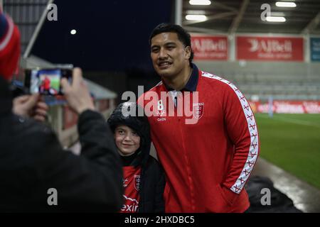 Eccles, Regno Unito. 11th Mar 2022. Albert Vete #8 di Hull KR ha la sua foto scattata con un giovane sostenitore di Hull KR davanti al gioco di Eccles, Regno Unito il 3/11/2022. (Foto di James Heaton/News Images/Sipa USA) Credit: Sipa USA/Alamy Live News Foto Stock