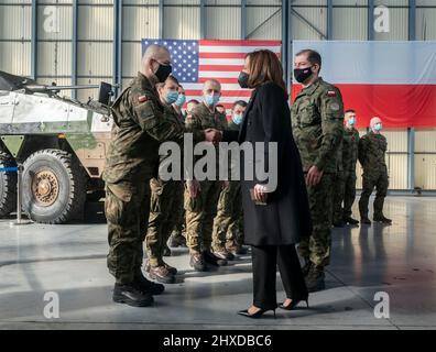 Varsavia, Polonia. 11th Mar 2022. Il Vice Presidente degli Stati Uniti Kamala Harris, incontra i membri del servizio polacco prima di partire per la Romania all'Aeroporto Internazionale Chopin di Varsavia, 11 marzo 2022 a Varsavia, Polonia. Harris è in Polonia per discutere la crisi Ucraina con gli alleati della NATO. Credit: Lawrence Jackson/White House Photo/Alamy Live News Foto Stock