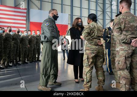 Varsavia, Polonia. 11th Mar 2022. Il Vice Presidente degli Stati Uniti Kamala Harris, incontra i membri del servizio statunitense e polacco prima di partire per la Romania all'Aeroporto Internazionale Chopin di Varsavia, 11 marzo 2022 a Varsavia, Polonia. Harris è in Polonia per discutere la crisi Ucraina con gli alleati della NATO. Credit: Lawrence Jackson/White House Photo/Alamy Live News Foto Stock