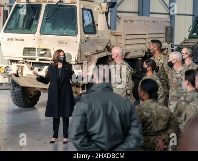 Varsavia, Polonia. 11th Mar 2022. Il Vice Presidente degli Stati Uniti Kamala Harris, incontra i membri del servizio statunitense e polacco prima di partire per la Romania all'Aeroporto Internazionale Chopin di Varsavia, 11 marzo 2022 a Varsavia, Polonia. Harris è in Polonia per discutere la crisi Ucraina con gli alleati della NATO. Credit: Lawrence Jackson/White House Photo/Alamy Live News Foto Stock