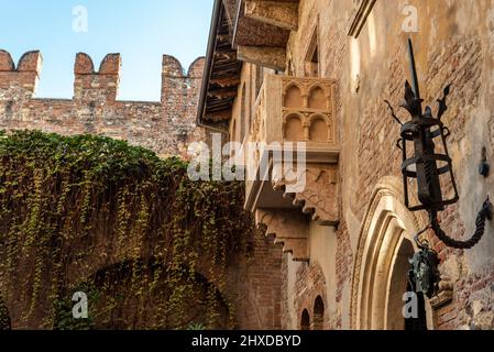 Il famoso balcone della Casa di Giulietta a Verona, dalla storia d'amore Roma e Giulietta, Italia Foto Stock