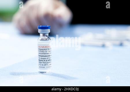 Nuvaxovid della società americana Novavax, il vaccino 'proteina' autorizzato lo scorso dicembre e disponibile in tutta Italia per una decina di giorni. Chiudere il flaconcino Nuvaxovid Foto Stock