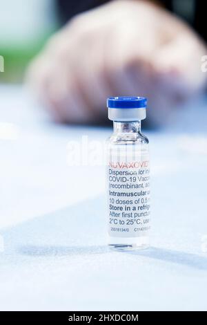 Nuvaxovid della società americana Novavax, il vaccino 'proteina' autorizzato lo scorso dicembre e disponibile in tutta Italia per una decina di giorni. Chiudere il flaconcino Nuvaxovid Foto Stock