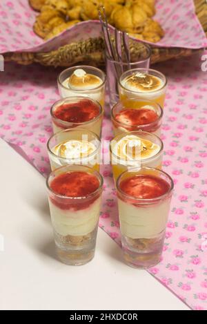dolci alla crema con fragola per festeggiare un compleanno Foto Stock