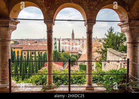 Vista dal centro di Verona da un padiglione del parco pubblico Giardino giusti, Italia Foto Stock