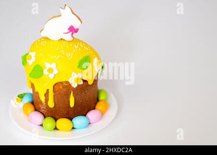 Torta di Pasqua con coniglio e uova dipinte su sfondo bianco. Festa religiosa. Foto Stock