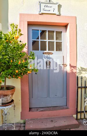 Photo reportage with text, Obere Gasse No 7, homestory, porta d'ingresso, arance tree, casa facciata, Vista della casa, decorazione, Rothenfels, Main Spessart, Franconia, Baviera, Germania, Europa Foto Stock