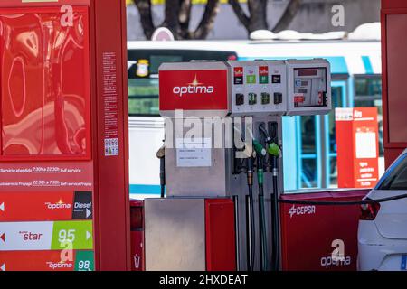 Huelva, Spagna - 6 marzo 2022: Vista di una pompa di benzina in una stazione di benzina con un'automobile che sta rifornendo Foto Stock