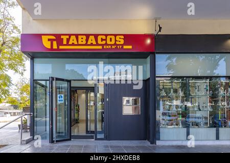 Huelva, Spagna - 10 marzo 2022: L'esterno di un negozio di tabacco con il segno di un tabacconista pubblico spagnolo 'Tabacos' Foto Stock