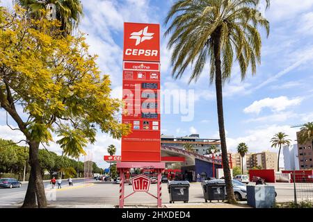 Huelva, Spagna - 6 marzo 2022: Mostra con i prezzi del gas, diesel e benzina senza piombo, presso la stazione di benzina di Cepsa. Foto Stock