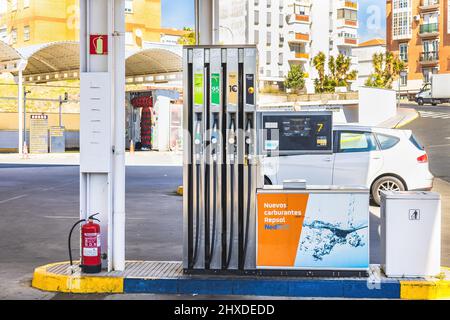 Huelva, Spagna - 10 marzo 2022: Vista di una pompa di benzina in una stazione di rifornimento di gas Repsol Foto Stock