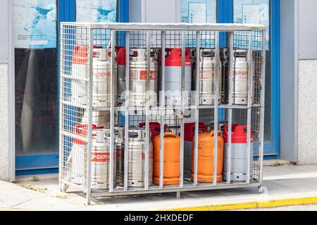 Huelva, Spagna - 10 marzo 2022: Bombole di gas Cepsa e Repsol in vendita presso una stazione di servizio Foto Stock