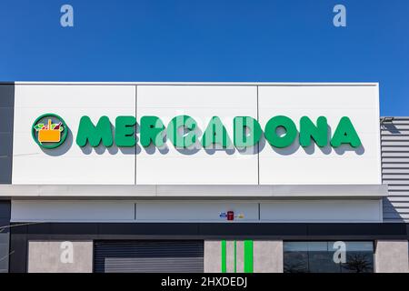 Huelva, Spagna - 6 marzo 2022: Vista di un negozio Mercadona. Mercadona è una catena spagnola di supermercati a conduzione familiare fondata a Valencia. Era il primo Foto Stock