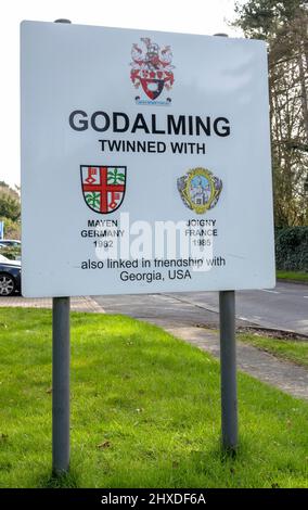 Benvenuto a firmare al confine di Godalming, Surrey, Inghilterra, Regno Unito Foto Stock