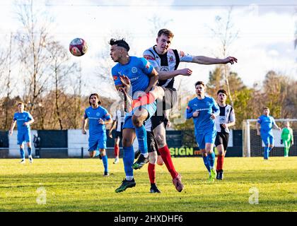 Il Kendal Town FC ha ospitato il Warrington Rylands 1906 FC a Parkside Road, Kendal, per una partita non di campionato della stagione 2021-2022. Scott Bakkor viene affrontato f Foto Stock