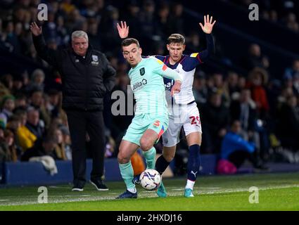 Harry Toffolo di Huddersfield Town (a sinistra) e Taylor Gardner-Hickman di West Bromwich Albion combattono per la palla durante la partita del campionato Sky Bet presso gli Hawthorns, West Bromwich. Data foto: Venerdì 11 marzo 2022. Foto Stock