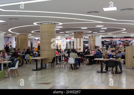 Minsk, Bielorussia - 31 dicembre 2017: Food Court al Dana Mall di Minsk. Persone che riposano e mangiano al campo di cibo in un centro commerciale. Foto Stock