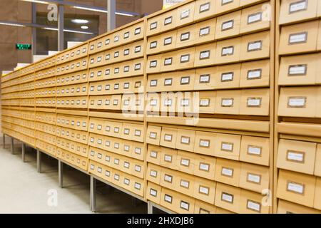 Caselle di indice delle schede in un catalogo di librerie Foto Stock