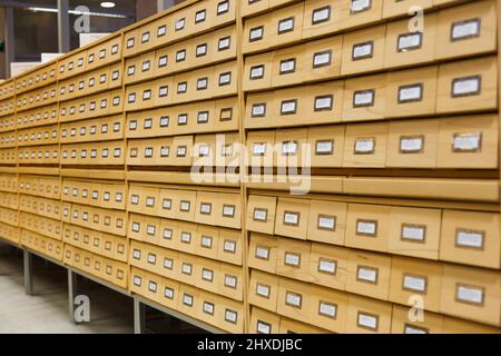 Caselle di indice delle schede in un catalogo di librerie Foto Stock