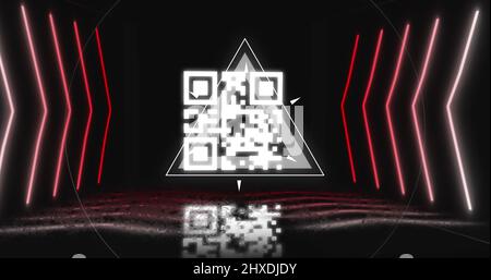 Immagine del codice qr luminoso sulle forme geometriche al neon Foto Stock