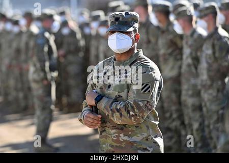 Grafenwoehr, Germania. 11th Mar 2022. Soldati dell'esercito DEGLI STATI UNITI. Il primo Ministro Dr. Markus Soeder visita l'area di addestramento militare degli Stati Uniti Grafenwoehr, sede del comando di addestramento militare 7th il 11th marzo 2022. Credit: dpa Picture Alliance/Alamy Live News Foto Stock