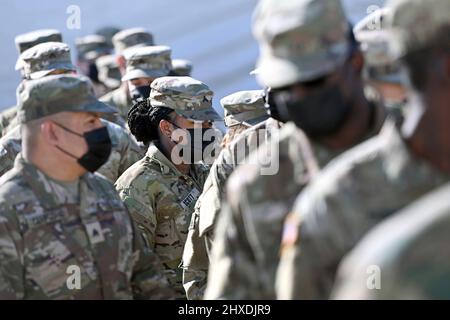 Grafenwoehr, Germania. 11th Mar 2022. Soldati dell'esercito DEGLI STATI UNITI. Il primo Ministro Dr. Markus Soeder visita l'area di addestramento militare degli Stati Uniti Grafenwoehr, sede del comando di addestramento militare 7th il 11th marzo 2022. Credit: dpa Picture Alliance/Alamy Live News Foto Stock