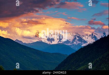 Maestoso tramonto colorato nel paesaggio di montagna. Upper Svaneti, Georgia, Europa. Montagne del Caucaso. Mondo di bellezza. Foto Stock