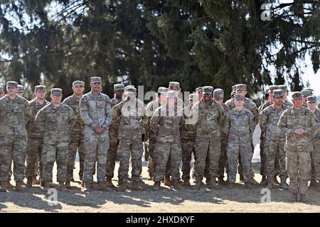 Grafenwoehr, Germania. 11th Mar 2022. Soldati dell'esercito DEGLI STATI UNITI. Il primo Ministro Dr. Markus Soeder visita l'area di addestramento militare degli Stati Uniti Grafenwoehr, sede del comando di addestramento militare 7th il 11th marzo 2022. Credit: dpa Picture Alliance/Alamy Live News Foto Stock