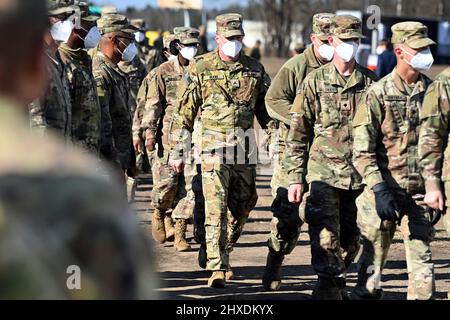 Grafenwoehr, Germania. 11th Mar 2022. Soldati dell'esercito DEGLI STATI UNITI. Il primo Ministro Dr. Markus Soeder visita l'area di addestramento militare degli Stati Uniti Grafenwoehr, sede del comando di addestramento militare 7th il 11th marzo 2022. Credit: dpa Picture Alliance/Alamy Live News Foto Stock