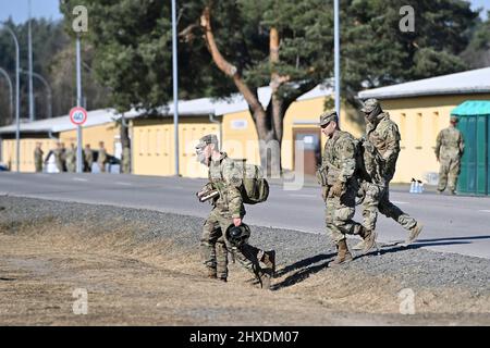 Grafenwoehr, Germania. 11th Mar 2022. Soldati dell'esercito DEGLI STATI UNITI. Il primo Ministro Dr. Markus Soeder visita l'area di addestramento militare degli Stati Uniti Grafenwoehr, sede del comando di addestramento militare 7th il 11th marzo 2022. Credit: dpa Picture Alliance/Alamy Live News Foto Stock